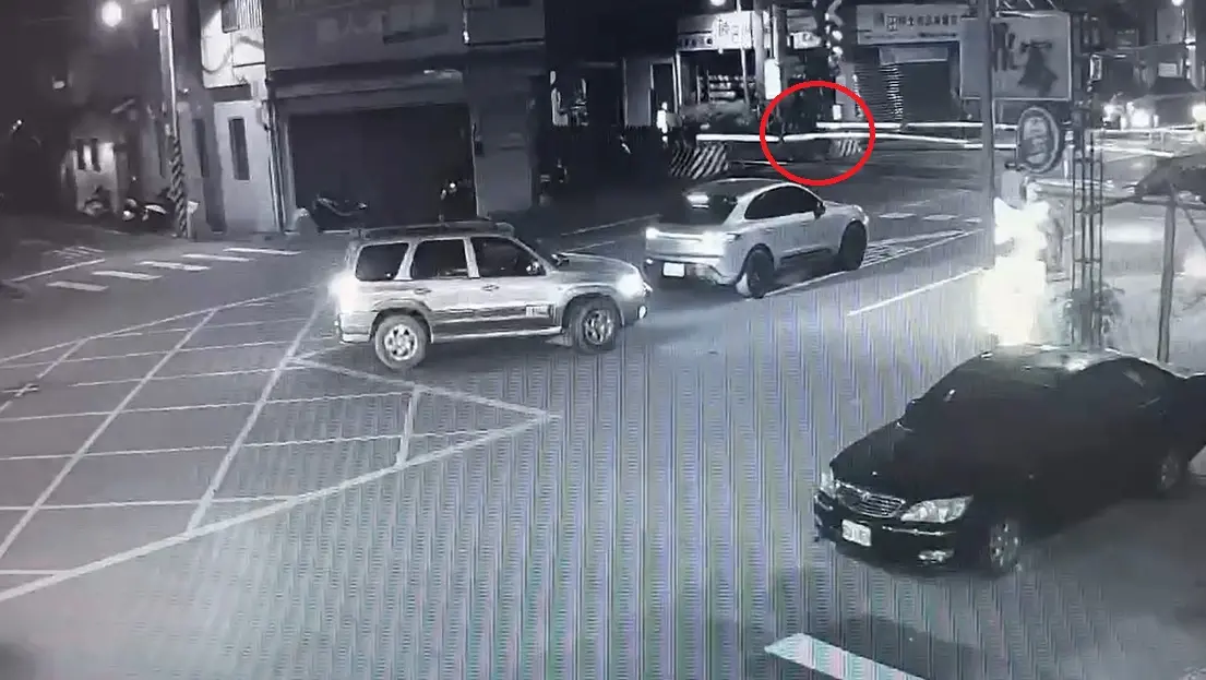 ▲一輛台東北上開往花蓮的自強號449次列車，行經花蓮市建國路平交道時，碰撞一名入侵軌道的男子。（圖／翻攝畫面）