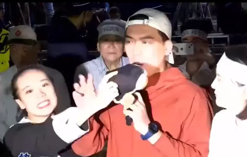 ▲罷免吳思瑤召集人賴苡任到北檢聲援，談話內容一度踩交保紅線，遭委任律師跳出來阻止。（圖／翻攝畫面）