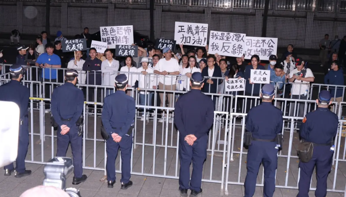 ▲罷免民進黨立委案涉嫌造假連署，國民黨台北市黨部主委黃呂錦茹和黨工17日遭送北檢複訊，18日凌晨被聲押禁見。圖為國民黨主席朱立倫率眾抗議。（圖／記者朱永強攝）