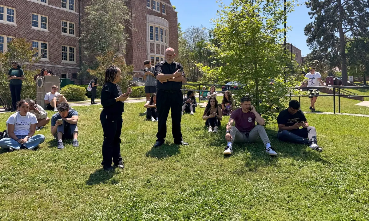 ▲美國佛羅里達州立大學，當地時間17日驚傳大規模槍擊案，造成人員傷亡。圖為事發後該校師生於草坪上等待最新消息。（圖／美聯社／達志影像）