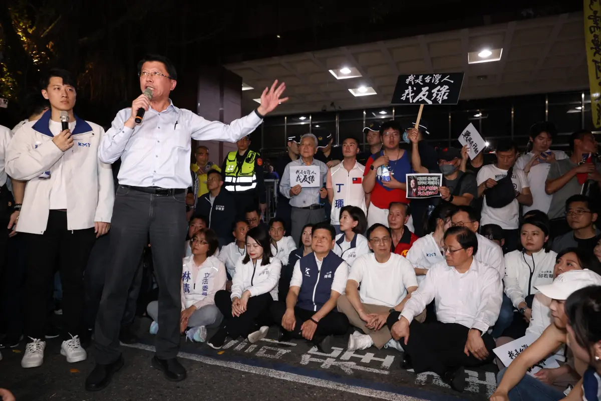 ▲國民黨到北檢靜坐，聲援黃呂錦茹。（圖／記者嚴永強攝，2025.04.18）