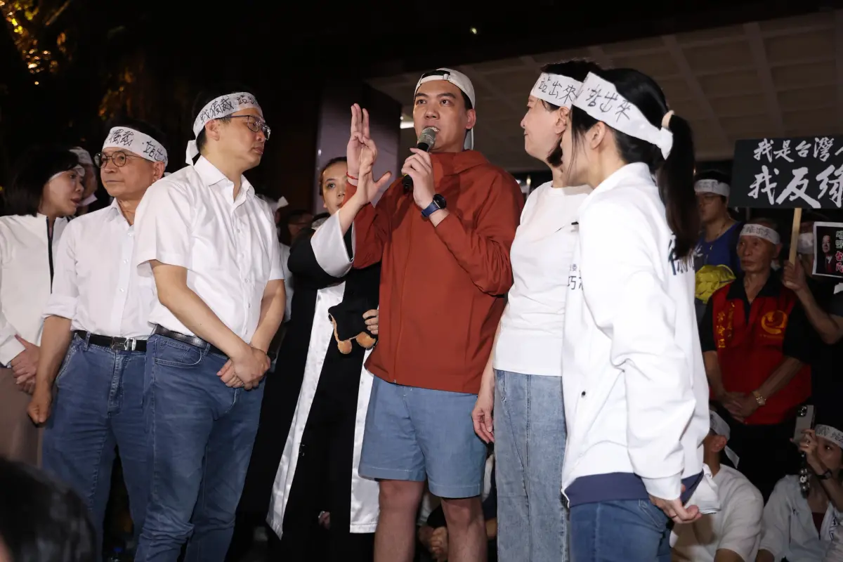 ▲賴苡任要在北檢外公開發言，但立即遭律師制止。（圖／嚴俊強攝，2025.04.18）