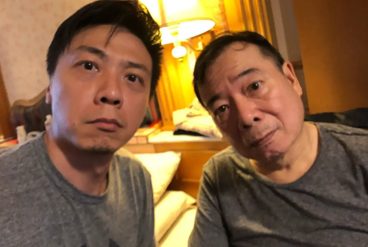 ▲廖峻（右）昨日3度中風腦出血送醫急救，廖峻的兒子廖錦德（左）表示，廖峻的手機被經紀人拿走不歸還，他決定要報警了。（圖／廖錦德臉書）
