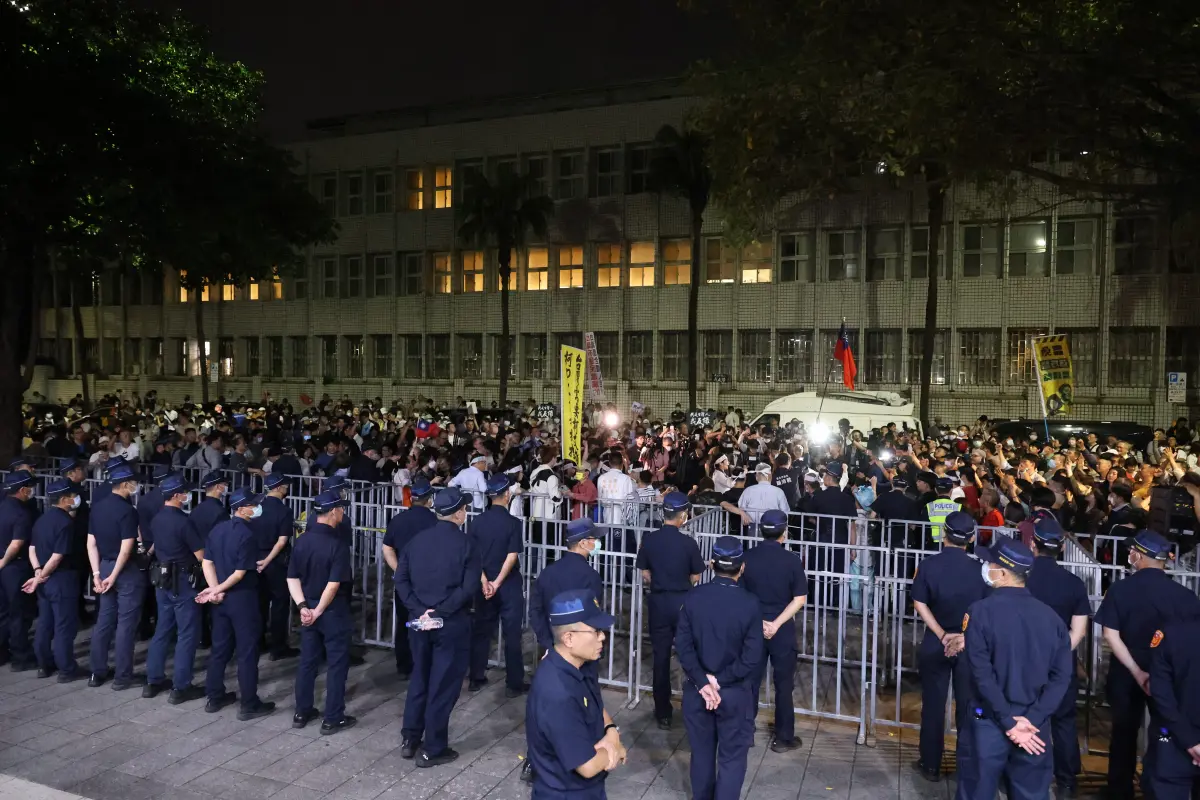 ▲朱立倫號召黨公職與藍營群眾集結在北檢外，聲援黃呂錦茹，警方如臨大敵。（圖／嚴俊強攝，2025.04.18）