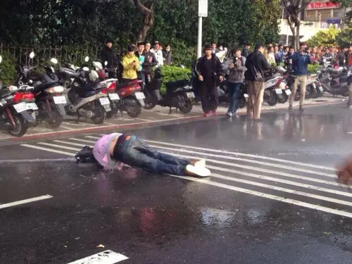 ▲2014年行政院遭佔領，警方用水柱強行驅離，有民眾因此受傷。（圖／翻攝維基百科）