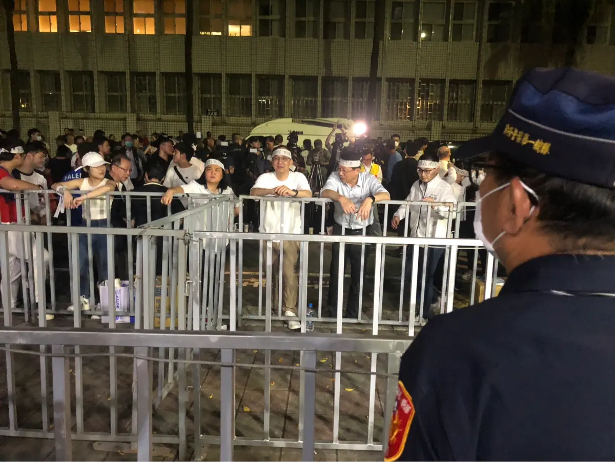 ▲朱立倫號召黨公職與藍營群眾，到北檢外聲援抗議。（圖／朱永強攝，2025.04.18）