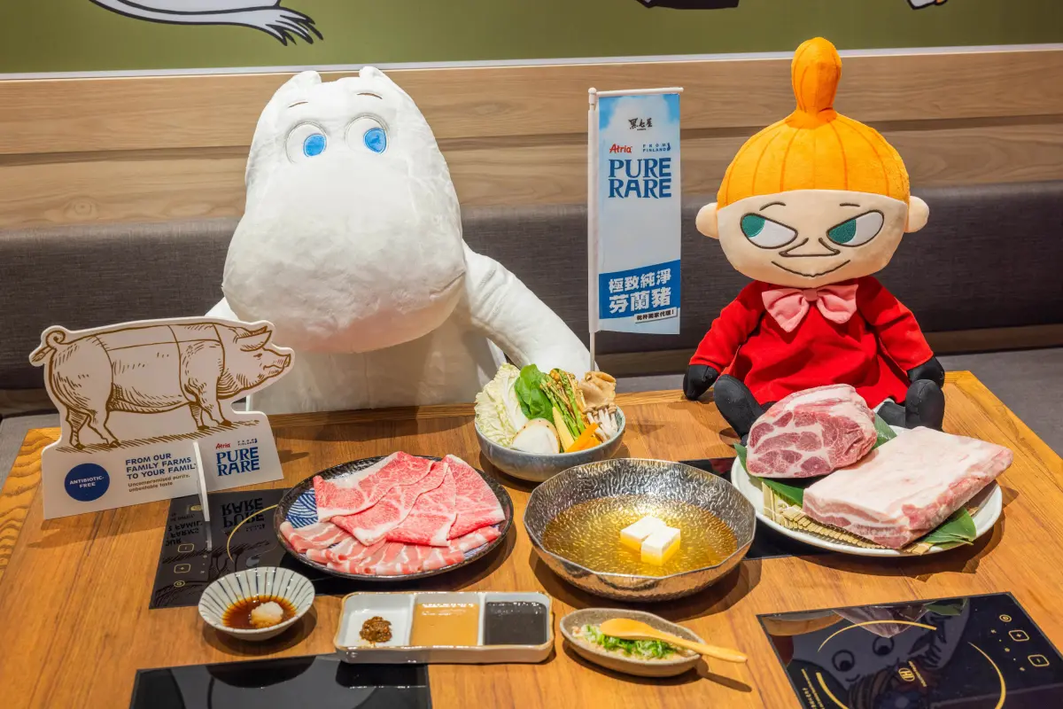 ▲乾杯「黑毛屋」鍋物品牌與芬蘭人氣童話角色MOOMIN姆明攜手合作，將LaLaport南港新分店變身為「黑毛屋X MOOMIN姆明主題鍋物店」，同時還新推出「PURE RARE芬蘭豬」，現有推廣親民價380元起。（圖／乾杯集團提供）