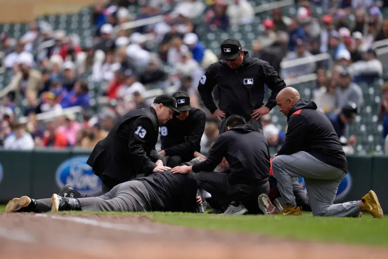 ▲美國職業棒球大聯盟（Major League Baseball）明尼蘇達雙城交手紐約大都會之戰中發生恐怖意外！資深裁判Hunter Wendelstedt執法時遭飛向一壘的強勁界外球直擊頭部，當場倒地不起。（圖／美聯社／達志影像）