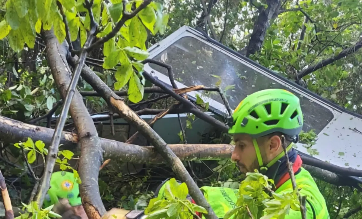 ▲義大利那不勒斯17日發生山區纜車墜地事故，造成人員傷亡。（圖／美聯社／達志影像）