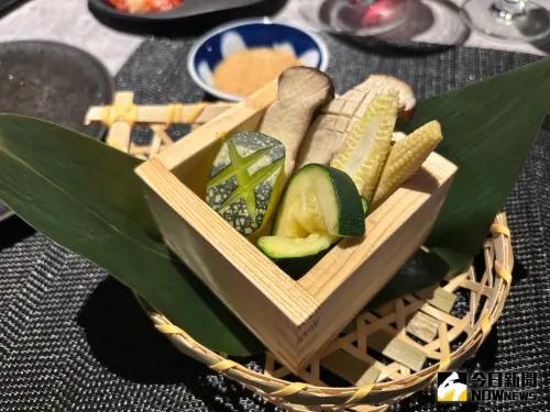 響板前燒肉隱身七期商業區 神級日式燒肉體驗饕客淪陷 ▲響板前燒肉」設計菜單獨巧思,一道蒸煮鮮蔬,可以調解燒肉油膩味。(圖/記者金武鳳攝,2025.4.18)