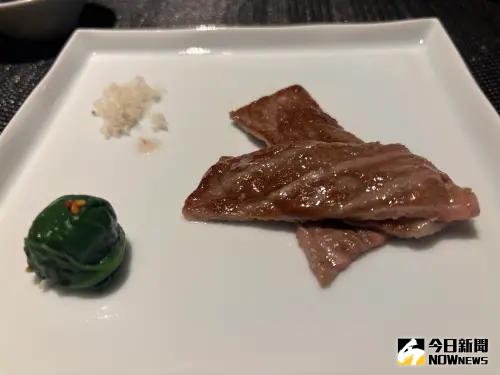 響板前燒肉隱身七期商業區 神級日式燒肉體驗饕客淪陷 ▲法式擺盤讓道道佳餚像一幅畫,點綴的那一點綠,是菠菜包裹魩仔魚,匠心獨具。(圖/記者金武鳳攝,2025.4.18)