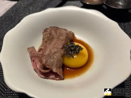 響板前燒肉隱身七期商業區 神級日式燒肉體驗饕客淪陷 ▲常客敲碗喜愛排行第一名的「月見紐約客壽喜燒」,單吃或搭配米飯吃,皆是神級美味。(圖/記者金武鳳攝,2025.4.18)