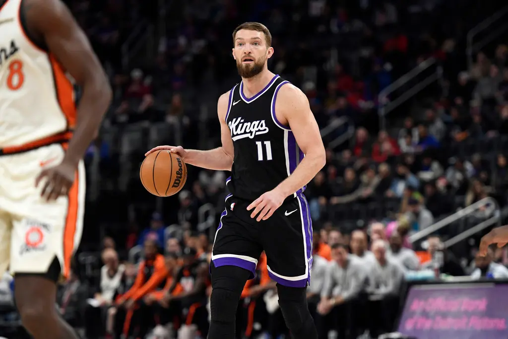 ▲沙加緬度國王昨（17）日在附加賽不敵達拉斯獨行俠，本季無緣季後賽，當家中鋒Domantas Sabonis表示球隊接下來需要一名控衛，此番言論也受到球迷熱議。（圖／美聯社／達志影像）