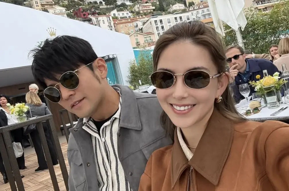 ▲周杰倫（左）PO出女兒成長史，一雙長腿超像昆凌，下一秒兒子入鏡，竟然變成好友杜國璋，讓許多粉絲被嚇到。（圖／翻攝自昆凌IG）