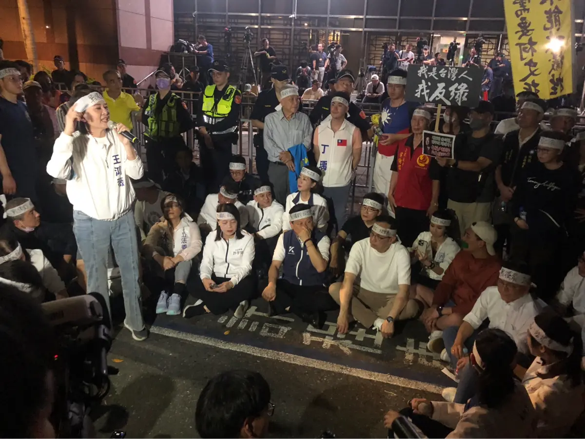 ▲國民黨昨在北檢外靜坐，抗議司法不公。（圖／嚴俊強攝，2025.04.18）