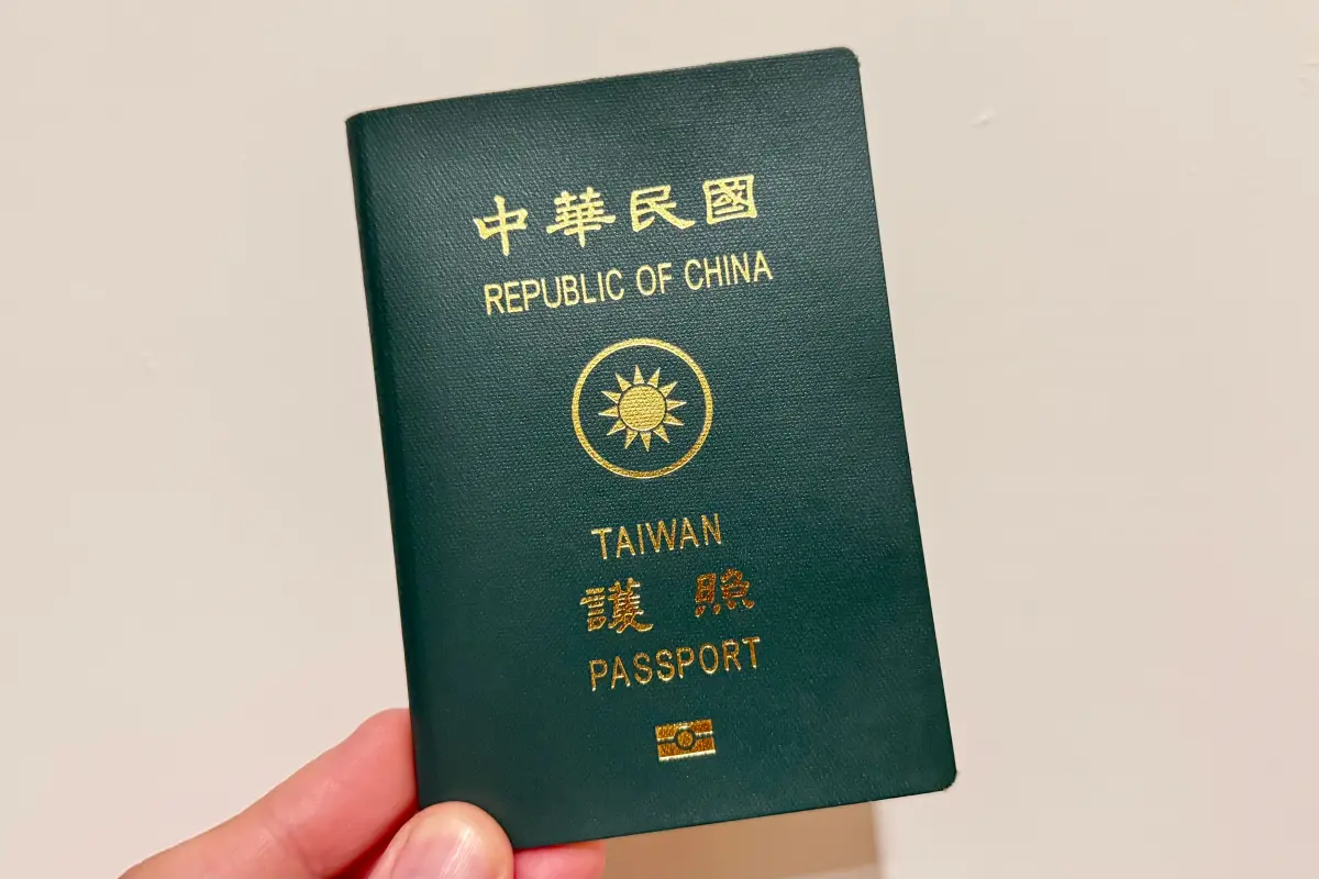 ▲立法院近期刪減、凍結外交部部分預算，恐怕讓年底前申辦護照的民眾面臨「拿不到本」的窘境，《NOWnews今日新聞》整理了線上申辦護照的辦法與資格，讓讀者一次看。（示意圖／記者葉盛耀攝）