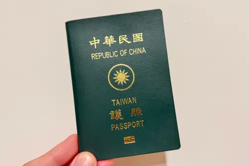 一名民眾因剛辦好的護照疑似內頁損害、基本資料頁縫線鬆脫,導致資料無法判讀所以不能順利通關,只能緊急補辦護照。(示意圖/記者葉盛耀攝) ▲一名民眾因剛辦好的護照疑似內頁損害、基本資料頁縫線鬆脫,導致資料無法判讀所以不能順利通關,只能緊急補辦護照。(示意圖/記者葉盛耀攝)