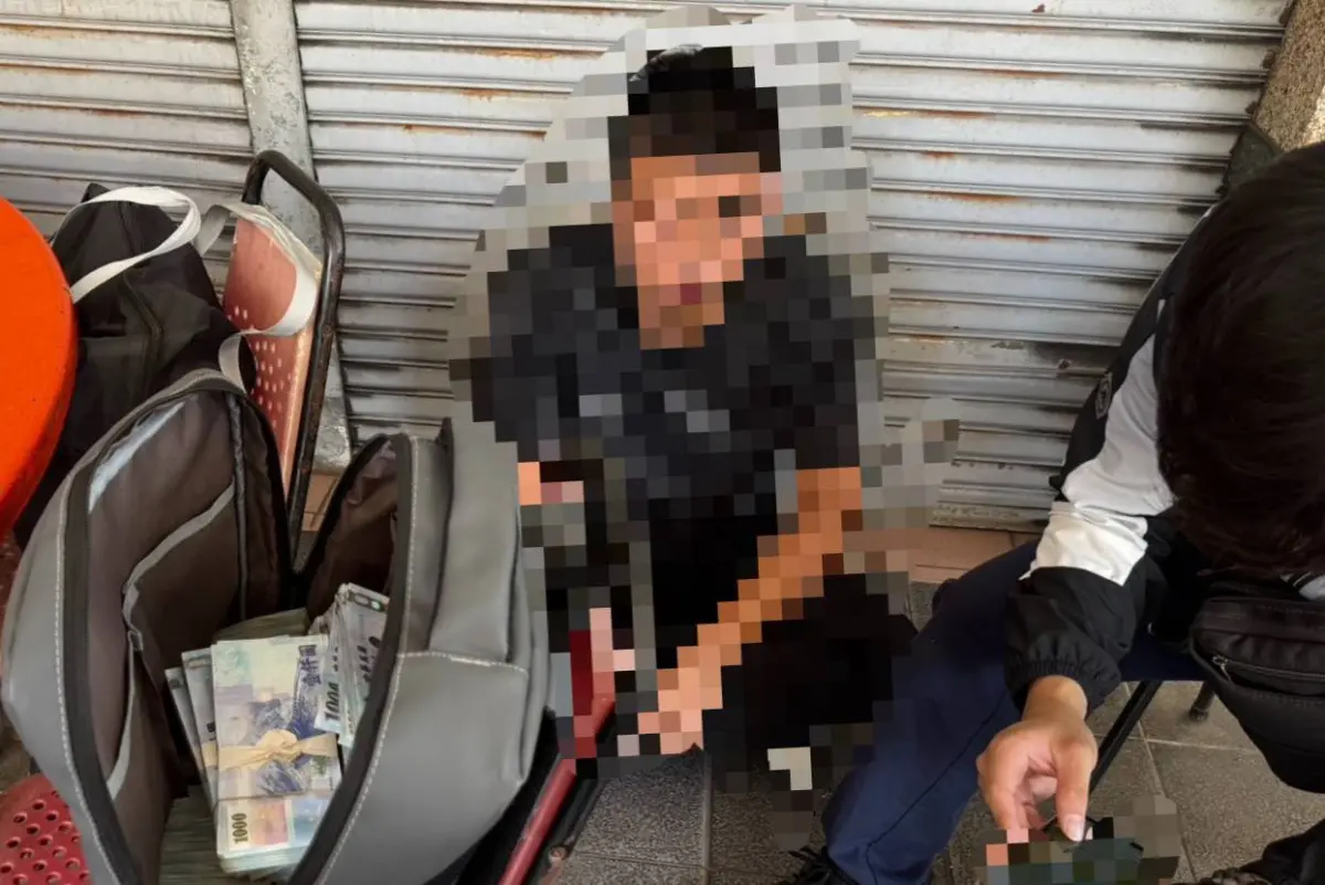 ▲屏東警方獲報後趕赴公園東路與民享路口現場，當場查獲一名20多歲馬來西亞籍的詐欺面交車手。（圖／記者莊全成翻攝）