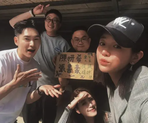 ▲張書豪（左1）和老婆歐陽妮妮（中下）以及陳妍希（右1）一起探導演林孝謙的班。（圖／翻攝自張書豪IG）