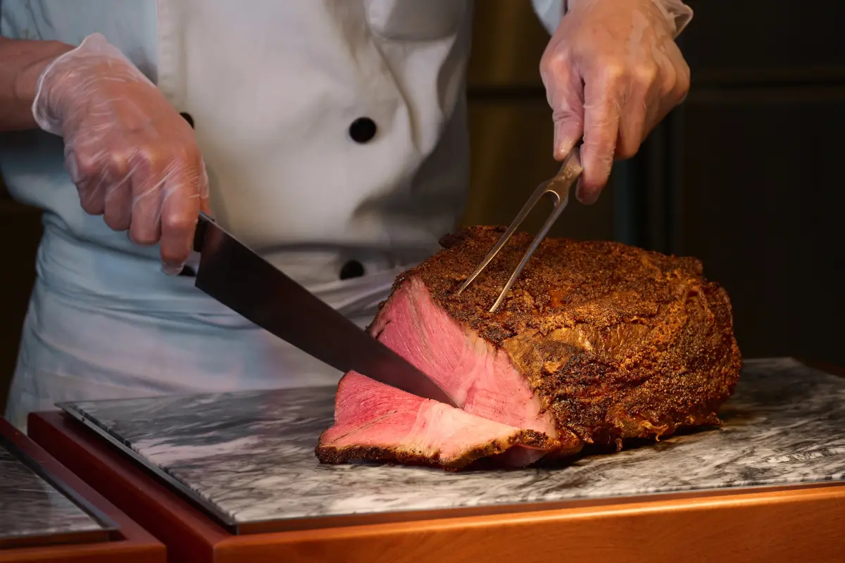 ▲煙波集團新竹湖濱館「莫內自助餐廳」全新改裝，「莫內饗宴」今（18）日開幕試營運。餐費每人最低為下午茶時段880元起，吃得到現切爐烤極黑和牛背肩等高檔菜色。（圖／煙波集團提供）