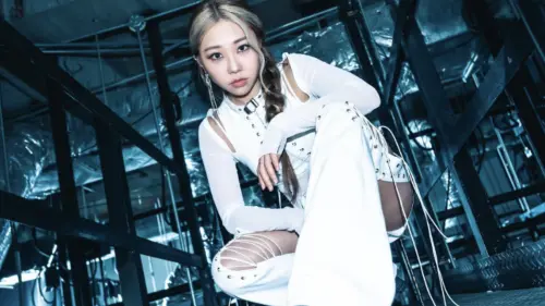 27歲艾薇拍MV險出事！躺魔術箱「被切身體」受困場面曝：很不舒服
