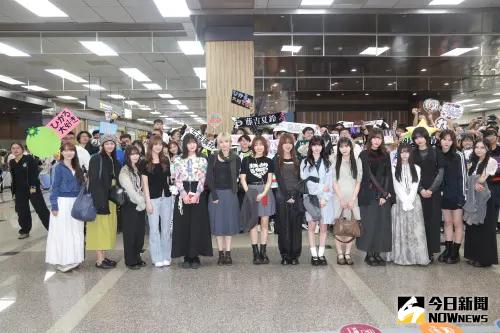 ▲櫻坂46:守屋麗奈、山﨑天、森田輝、田村保乃、大園玲、藤吉夏鈴、松田里奈、中嶋優月、石森璃花、村井優、村山美羽、山下瞳月、的野美青、向井純葉、谷口愛季等15人來台。(圖/記者李政龍攝) ▲櫻坂46:守屋麗奈、山﨑天、森田輝、田村保乃、大園玲、藤吉夏鈴、松田里奈、中嶋優月、石森璃花、村井優、村山美羽、山下瞳月、的野美青、向井純葉、谷口愛季等15人來台。(圖/記者李政龍攝)