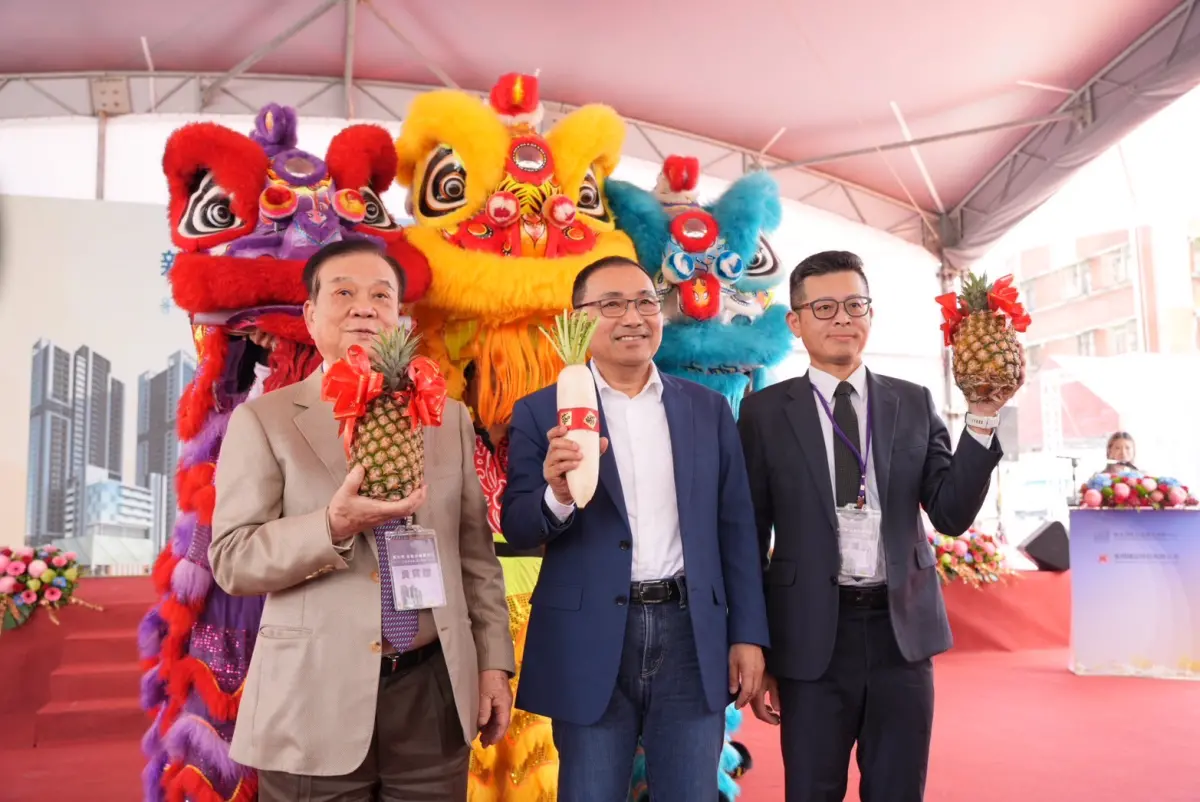 ▲侯市長與皇翔廖董事長、新北住都中心錢執行長共同接好彩頭，（圖／新北市政府提供）