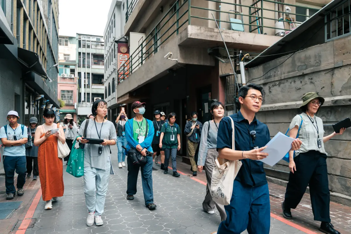 ▲藝術史學者沈裕昌帶領大家走訪臺中舊城區(圖／文化局提供2025.4.19)