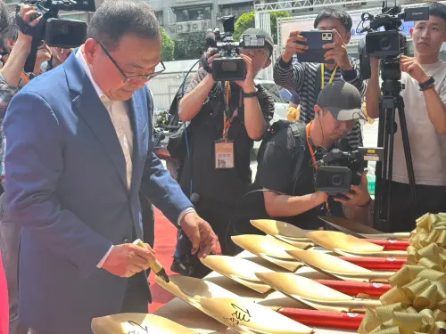 侯市長簽金鏟 ▲侯市長簽金鏟