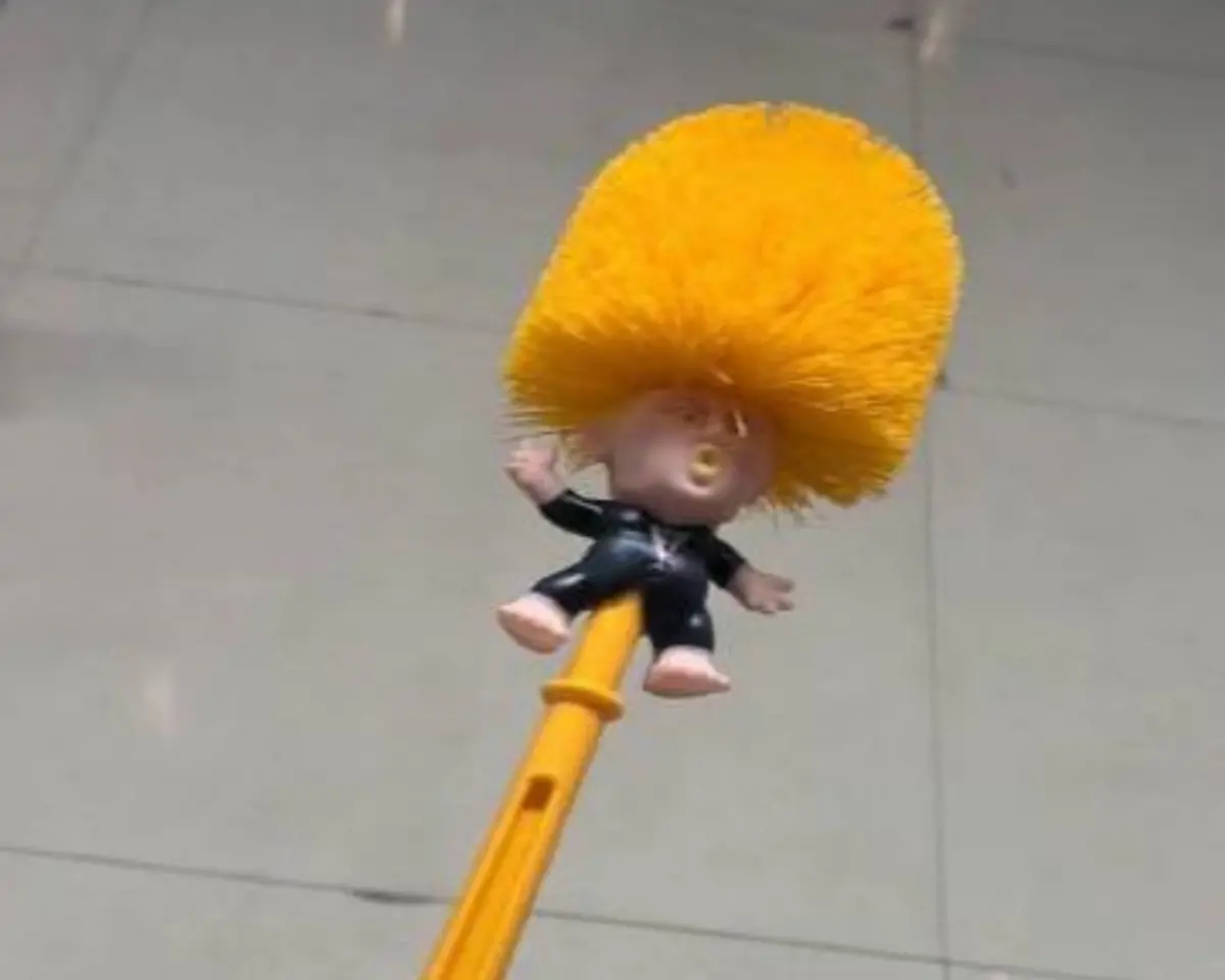 ▲一款在川普第一任期就已經推出的惡搞馬桶刷，近日又再次在淘寶等購物網站熱賣，被許多中國民眾戲稱為「義烏的反擊」。（圖／翻攝自微博）