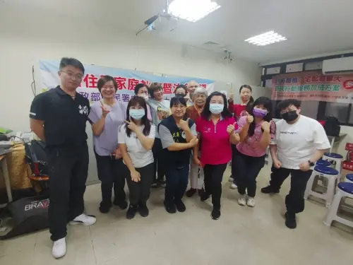 ▲與會人士和新住民朋友合影。（圖／移民署提供）