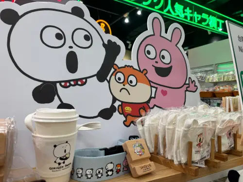 ▲西村裕二（NishimuraYuji）快閃店19日在南港LaLaport的HANDS台隆手創館登場，行李綁帶、手機架與背帶為台灣限定商品，展期至6月30日。（圖／記者徐銘穗攝）