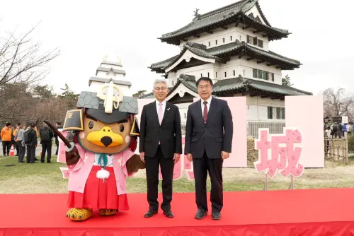 ▲黃偉哲與弘前市長櫻田宏合影。（圖／南市府提供）