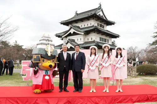 ▲台南市長黃偉哲今天應日本弘前縣之邀出席當地年度重要盛事－弘前櫻花祭的開幕儀式並與弘前市長櫻田宏及弘前城櫻花小姐合影（圖／南市府提供）