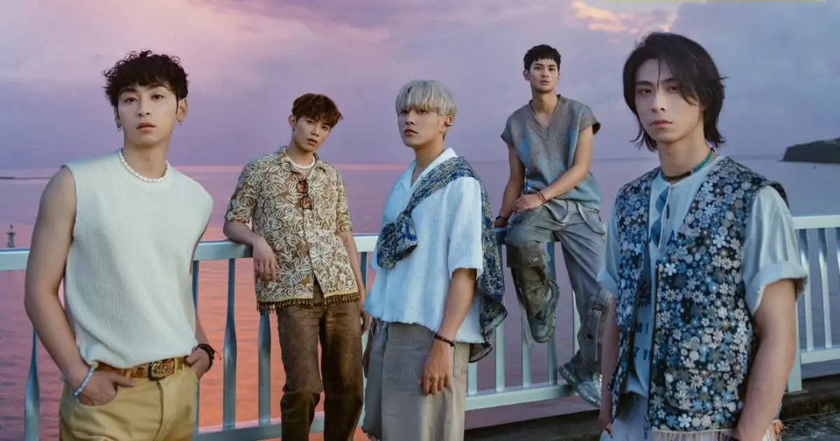 ▲偶像男團「FEniX」5月17日將在台北國際會議中心舉辦《FEniX 2025 MBB Live Concert》演唱會，今（18）日稍早「學弟團」F.F.O與ARKis驚喜現身練舞室探班，送上蘋果禮盒與紅內褲祝福，更加碼公開3團將首度攜手打造限定舞台。（圖／寬宏藝術X華納音樂X踢帕娛樂提供）