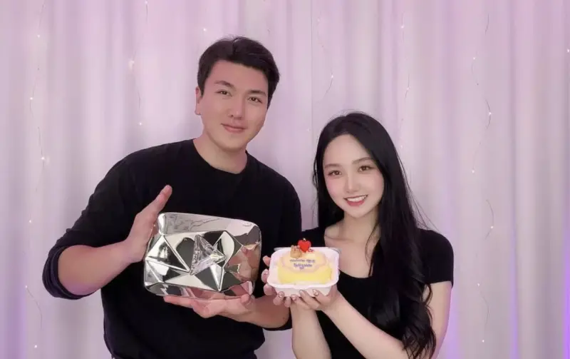 ▲韓國誕生首個YouTube破1億訂閱的YouTuber（簡稱：YTR），正為金PRO（左）跟堂妹劉百合經營的《김프로KIMPRO》。（圖／金PRO IG）