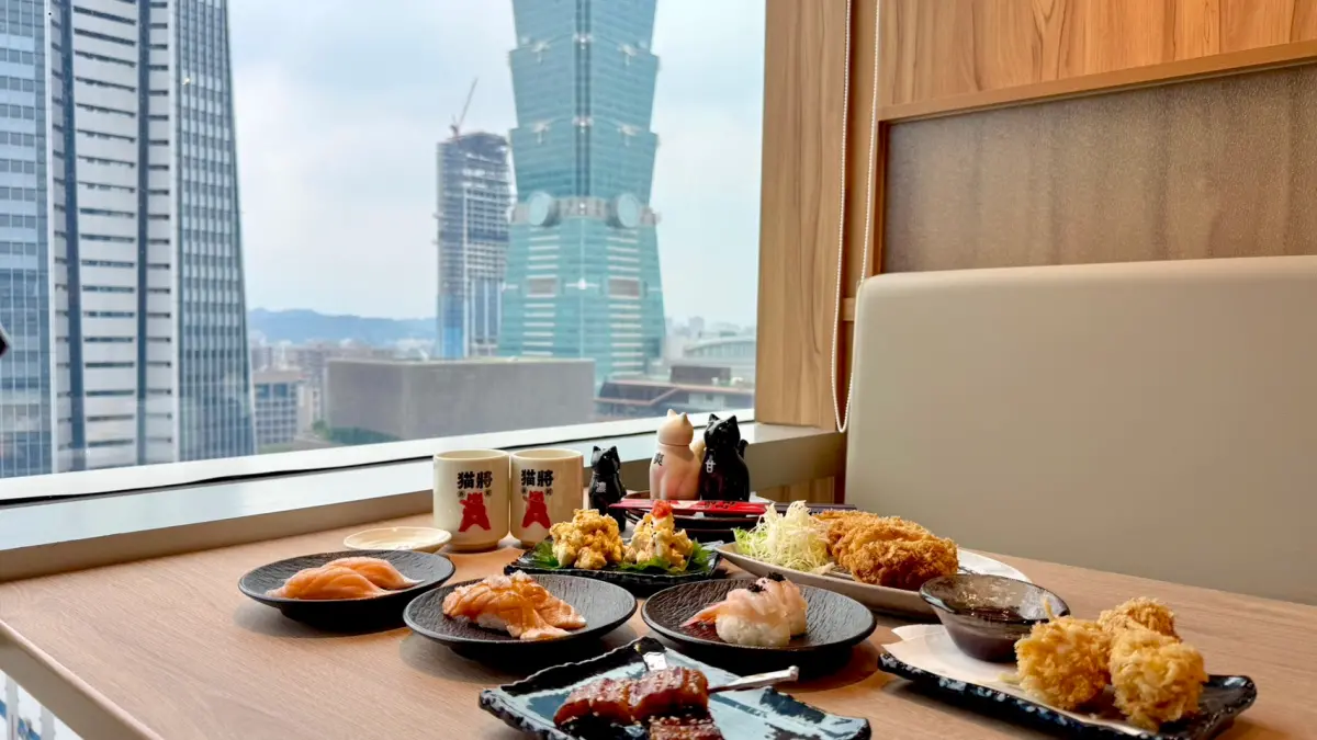 ▲饗賓餐旅集團今年鎖定台灣人熱愛的日本料理，今遠百信義A13開幕最新單點日料「貓將壽司」，14樓高空開吃最便宜鮪魚沙拉軍艦40元起就能欣賞台北101美景！兩大開幕優惠、菜單價格、訂位情況一覽。（圖／記者蕭涵云攝）