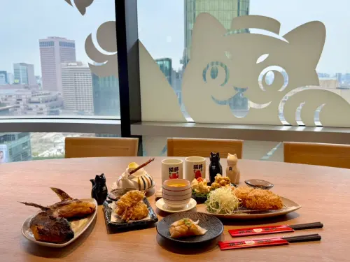 ▲坐在獨立式景觀席位用餐，還能飽覽信義區。（圖／記者蕭涵云攝）