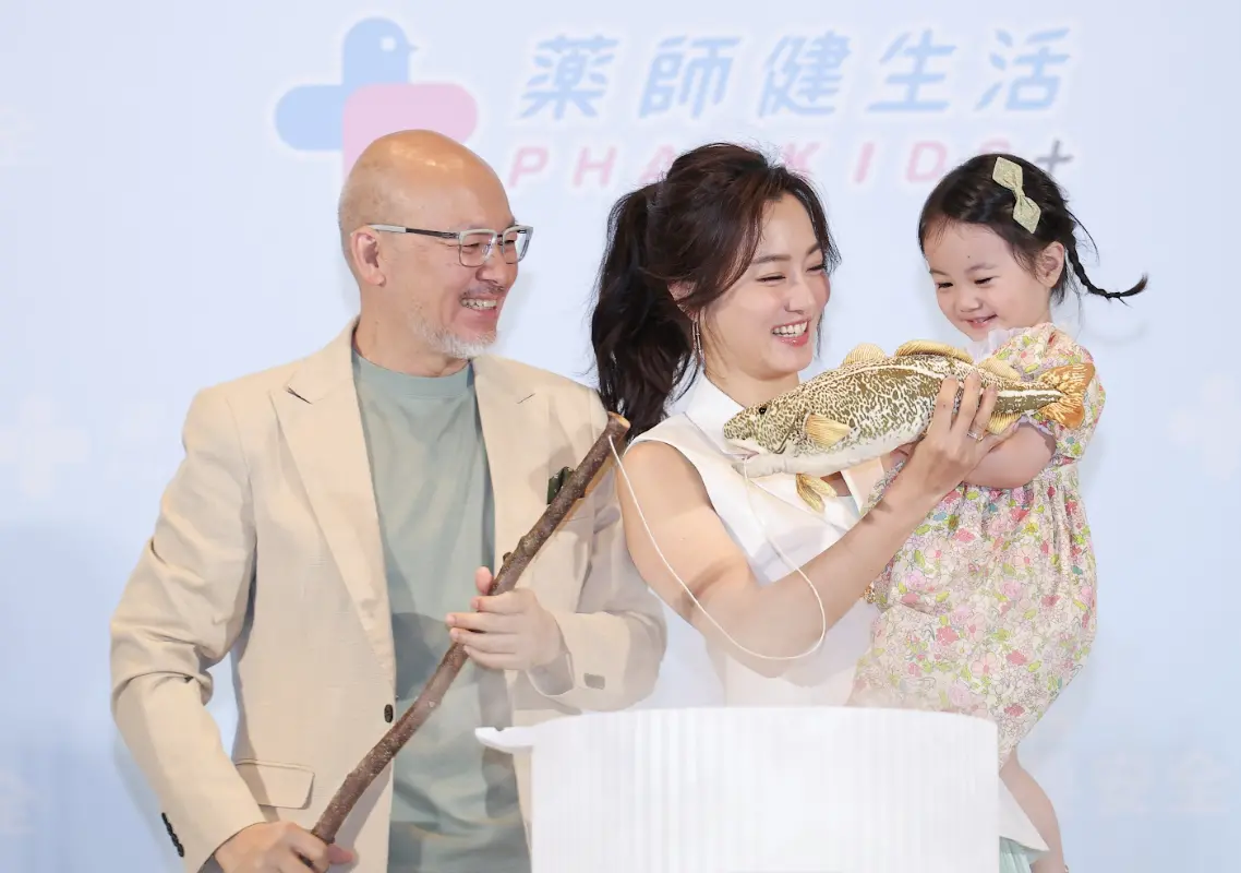 ▲藝人趙小僑（中）與劉亮佐（左）結婚於2016年，並產下寶寶「典典」（右），近日趙小僑坦言為了典典寶寶早睡早起的生活，夫妻倆目前分房睡，並表示愛不一定要用同床才能證明。（圖／藥師健生活）