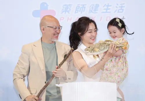 ▲45歲的趙小僑（中間）之前的冷凍胚胎還有一個，她決定繼續保存，之後再考慮還要不要再生，女兒典典則搖頭表示「只想要爸爸媽媽」，逗樂劉亮佐（左）。（圖／藥師健生活）