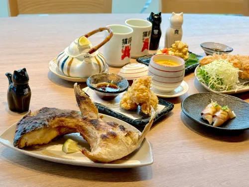 ▲鹽烤魚下巴肉質厚實。（圖／記者蕭涵云攝）