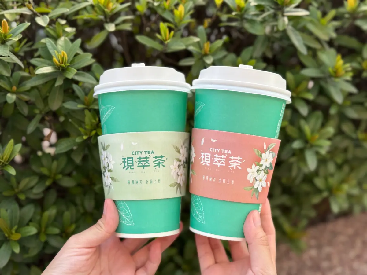 ▲7-11現萃茶推出兩款新品「梔子花青茶」、「琥珀小葉紅茶」，且即起茶類還可加價購奶蓋以及珍珠。（圖／7-11提供）