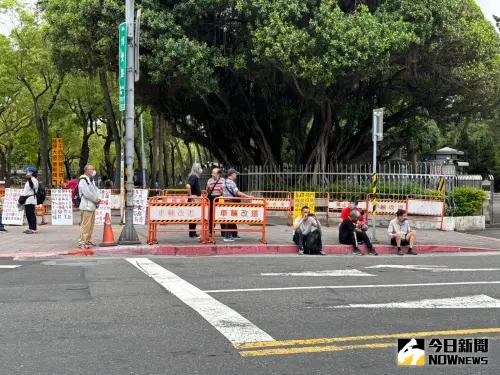 ▲朱立倫喊衝北檢，有零星民眾聚集在愛國西路上。（圖／記者呂炯昌攝，2025.04.18）