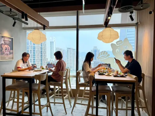 ▲「貓將壽司」大片景觀玻璃營造舒適用餐空間。（圖／記者蕭涵云攝）