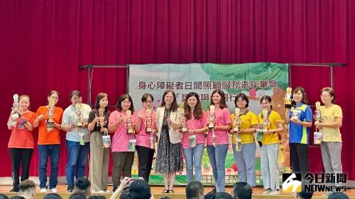 ▲高市府社會局長蔡宛芬頒獎給12位獲獎專業人員，感謝社工、教保人員陪伴身障朋友。（圖／記者陳美嘉攝，2025.04.18）