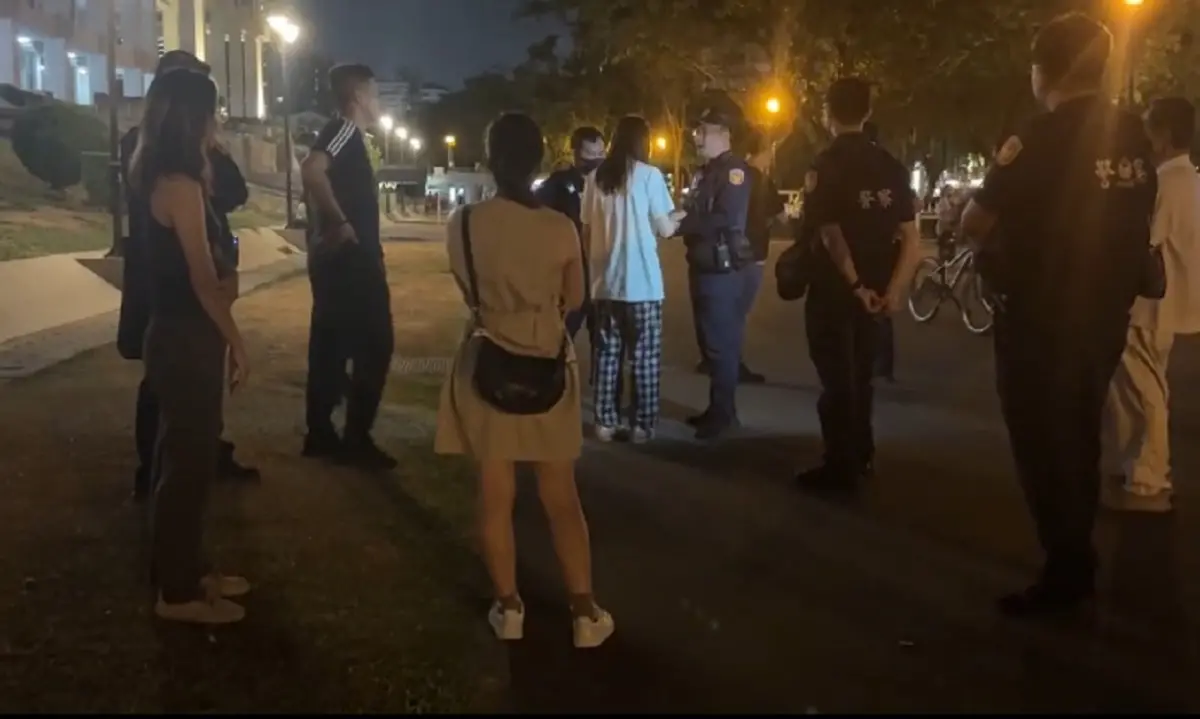 ▲遭錯誤指認的女子驚嚇到無法背出自己的身分資料，於是遭帶回忠孝派出所進行身分釐清。（圖／民眾提供）