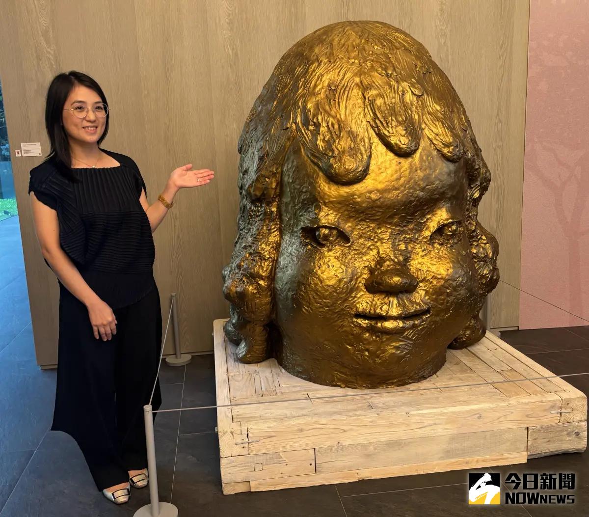 ▲聯展中的嬌點，日籍藝術家奈良美智巨型銅雕《節子貓》，重逾400公斤，獨特童趣風格，很能撫慰人心。（圖／記者金武鳳攝，2025.4.18)