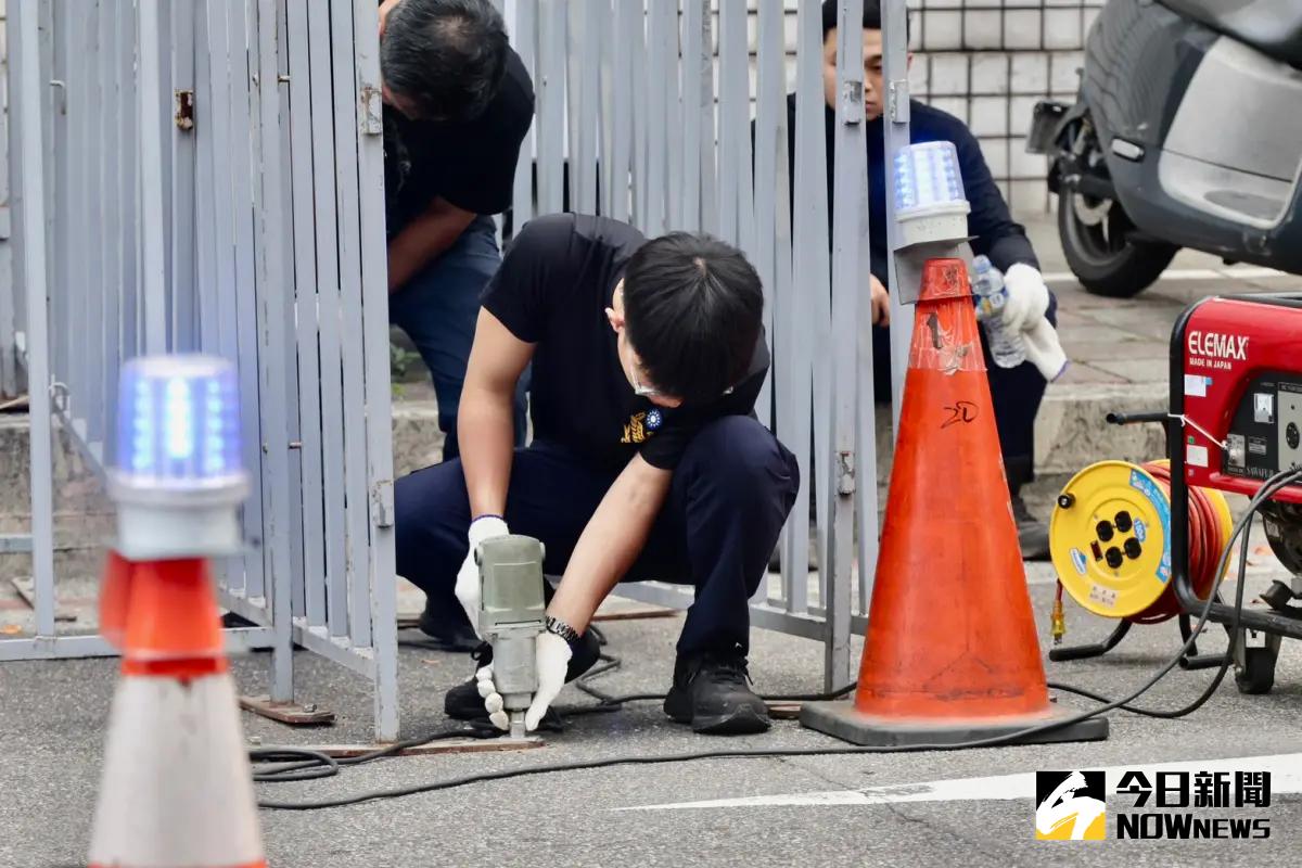 ▲藍營喊北檢集結，北市警局將鐵柵欄固定，防止被推翻。（圖／記者李政龍攝，2025.04,18）