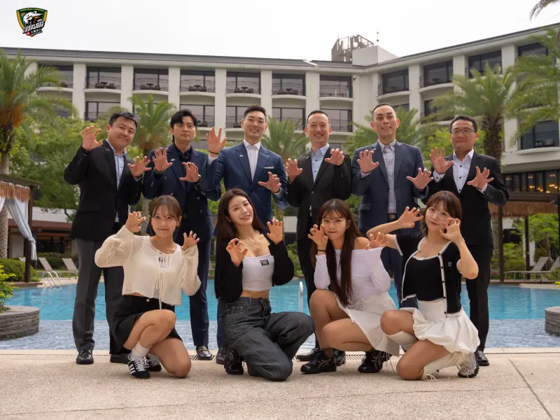 ▲四位韓國人氣啦啦隊與桃園大溪笠復威斯汀度假酒店經營團隊合（圖／雲豹球隊提供）