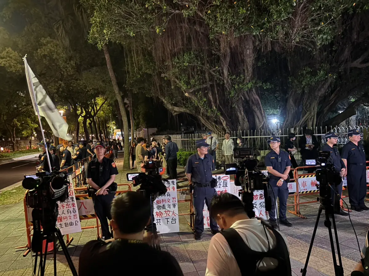 ▲藍營支持者今（18）日再集結在北檢外抗議。（圖／記者呂炯昌攝）